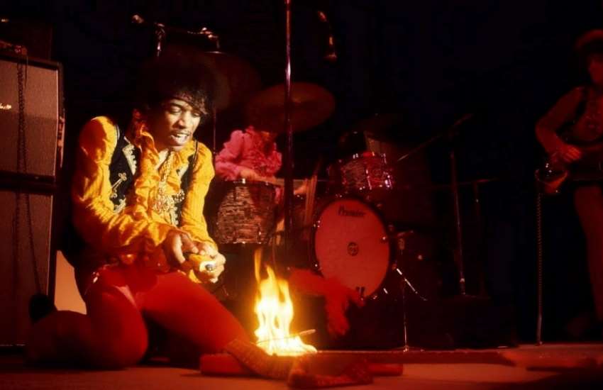 Jimi Hendrix Colocou Fogo Na Guitarra No Palco - guitarra elétrica