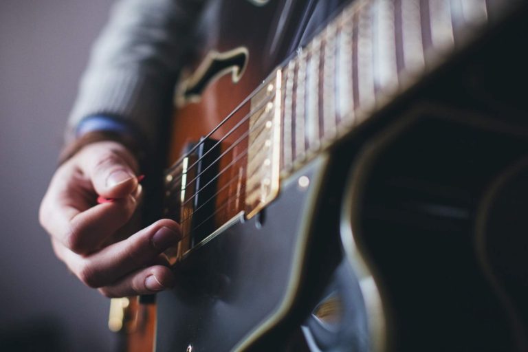 Aprenda Como Tocar Guitarra Com Sua Historia