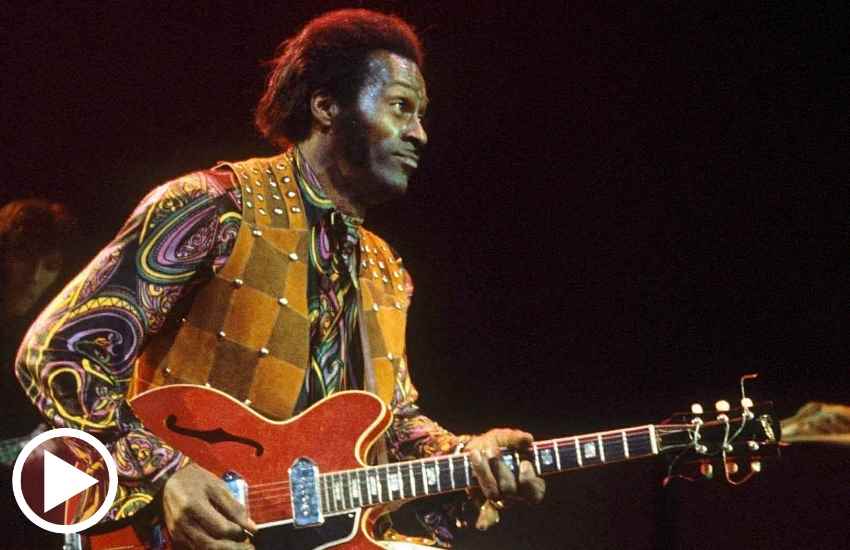 Chuck Berry começou a tocar guitarra na juventude