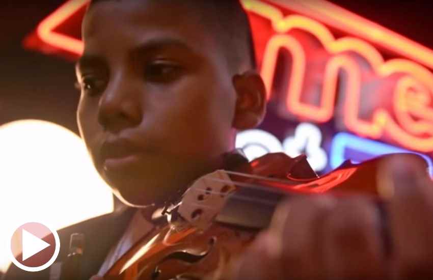 Menino aprende violino para fugir do bullying